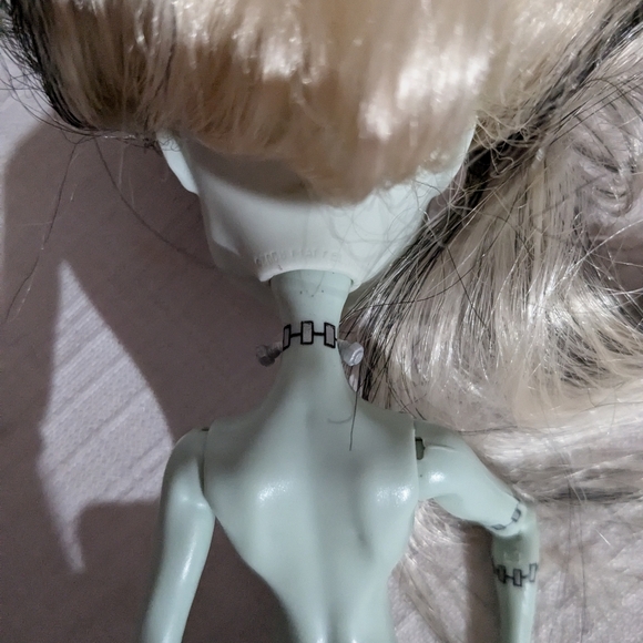 Monster High Frankie Stein doll 2008 black elastics in picture day outfit - Picture 7 of 7